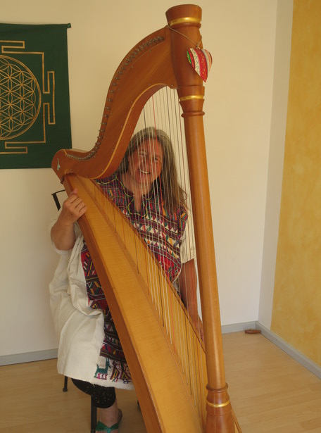 Viola Rehbach mit ihrer Harfe